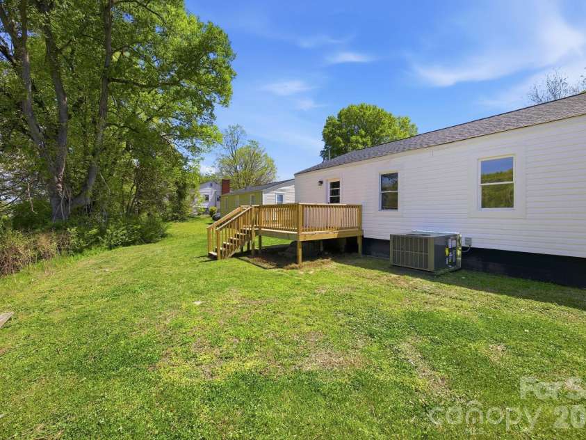 608 Carver Drive, Lexington, NC 27292.  MLS# CAR4353909, YatesRealty ID 23355. 