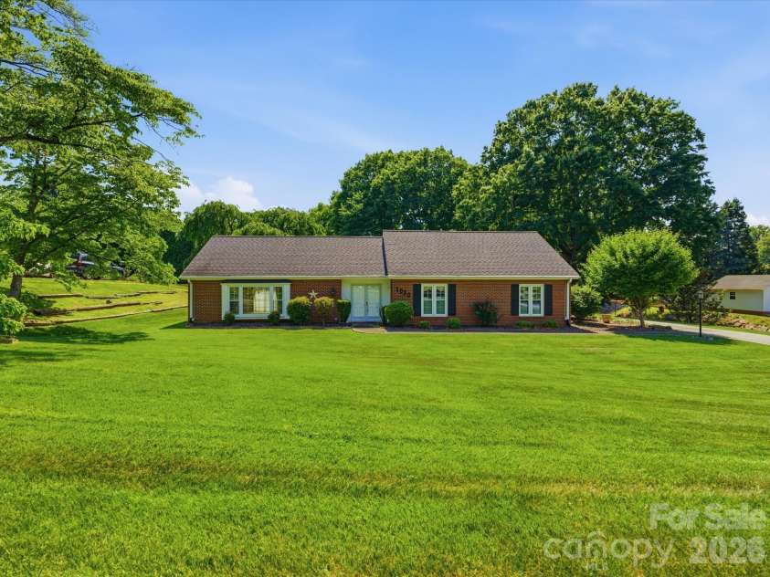 1020 Longreen Drive, Kernersville, NC 27284.  MLS# CAR4379310, YatesRealty ID 23357. 