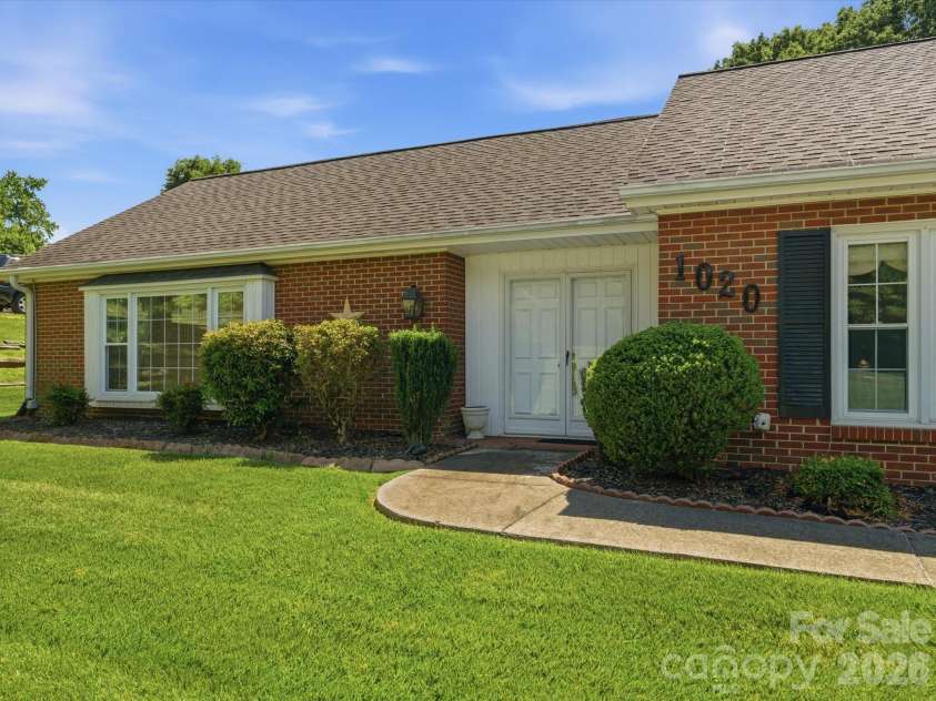 1020 Longreen Drive, Kernersville, NC 27284.  MLS# CAR4379310, YatesRealty ID 23357. 