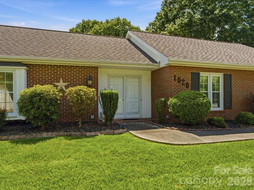 1020 Longreen Drive, Kernersville, NC 27284.  MLS# CAR4379310, YatesRealty ID 23357. 