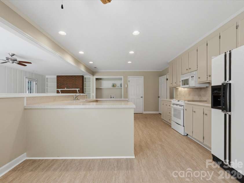 1020 Longreen Drive, Kernersville, NC 27284.  MLS# CAR4379310, YatesRealty ID 23357. 
