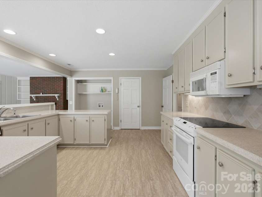 1020 Longreen Drive, Kernersville, NC 27284.  MLS# CAR4379310, YatesRealty ID 23357. 