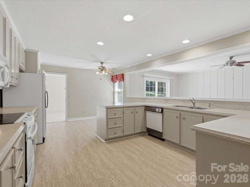 1020 Longreen Drive, Kernersville, NC 27284.  MLS# CAR4379310, YatesRealty ID 23357. 
