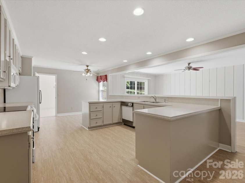 1020 Longreen Drive, Kernersville, NC 27284.  MLS# CAR4379310, YatesRealty ID 23357. 