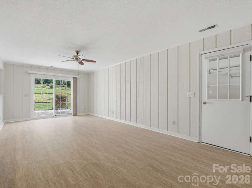 1020 Longreen Drive, Kernersville, NC 27284.  MLS# CAR4379310, YatesRealty ID 23357. 