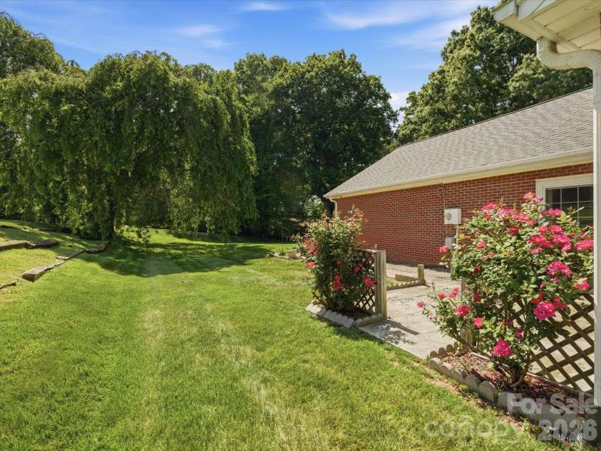1020 Longreen Drive, Kernersville, NC 27284.  MLS# CAR4379310, YatesRealty ID 23357. 