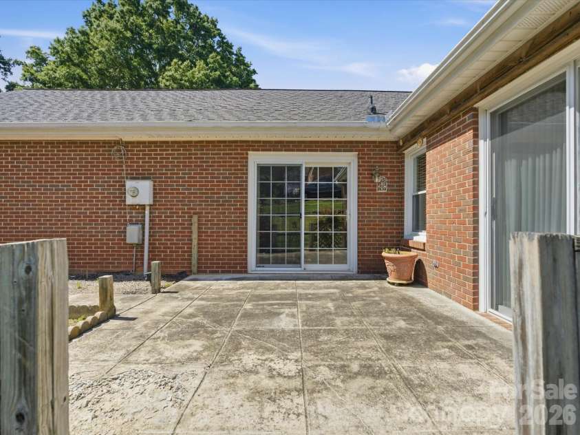 1020 Longreen Drive, Kernersville, NC 27284.  MLS# CAR4379310, YatesRealty ID 23357. 