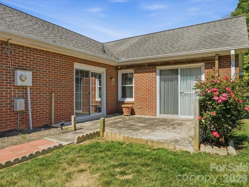 1020 Longreen Drive, Kernersville, NC 27284.  MLS# CAR4379310, YatesRealty ID 23357. 