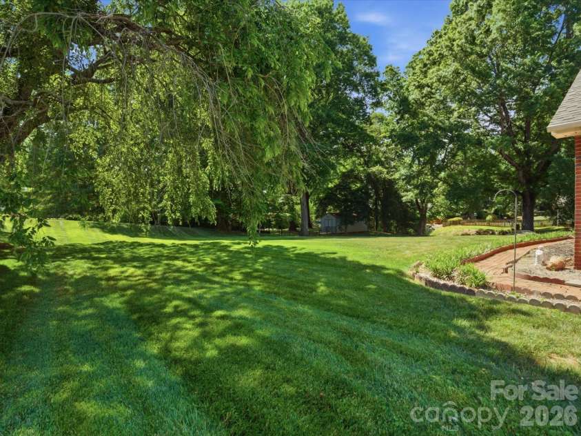 1020 Longreen Drive, Kernersville, NC 27284.  MLS# CAR4379310, YatesRealty ID 23357. 