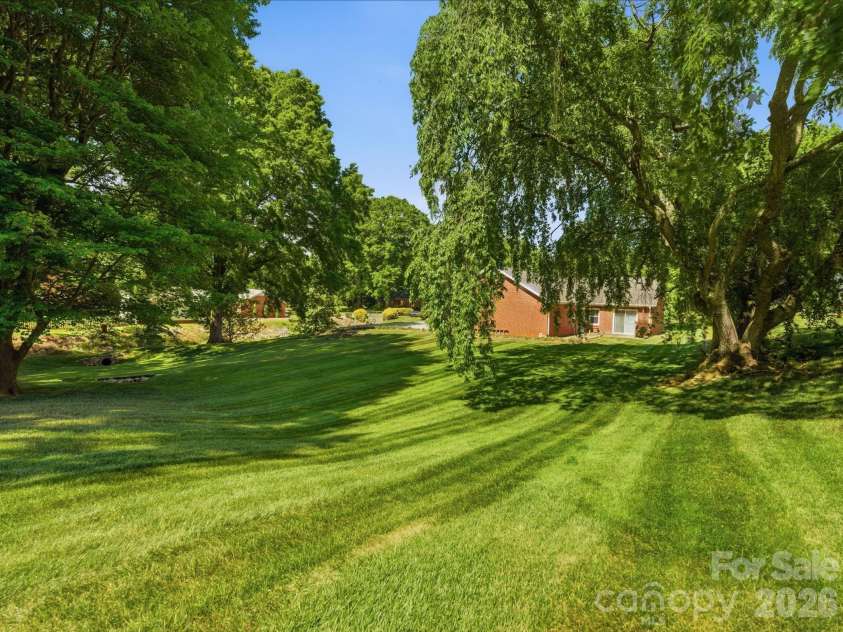 1020 Longreen Drive, Kernersville, NC 27284.  MLS# CAR4379310, YatesRealty ID 23357. 