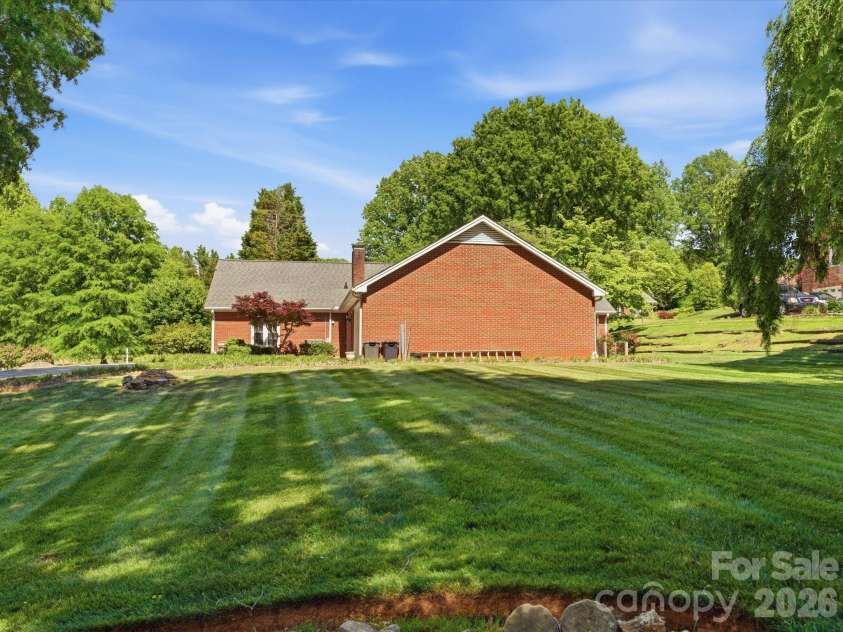 1020 Longreen Drive, Kernersville, NC 27284.  MLS# CAR4379310, YatesRealty ID 23357. 