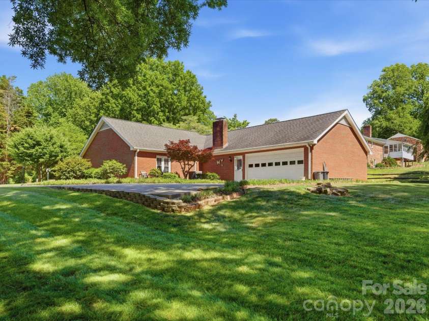 1020 Longreen Drive, Kernersville, NC 27284.  MLS# CAR4379310, YatesRealty ID 23357. 