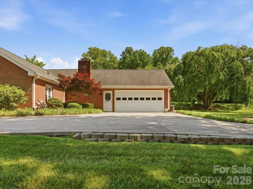 1020 Longreen Drive, Kernersville, NC 27284.  MLS# CAR4379310, YatesRealty ID 23357. 
