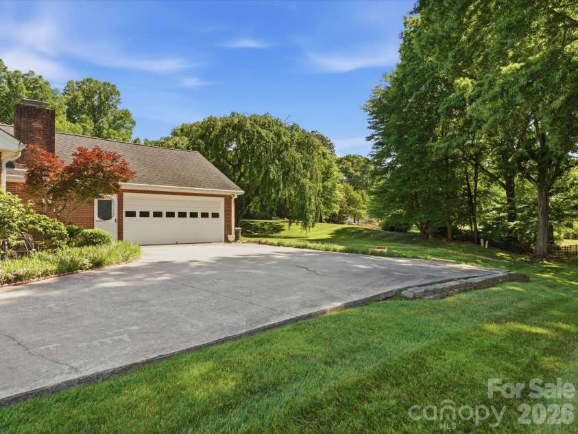 1020 Longreen Drive, Kernersville, NC 27284.  MLS# CAR4379310, YatesRealty ID 23357. 