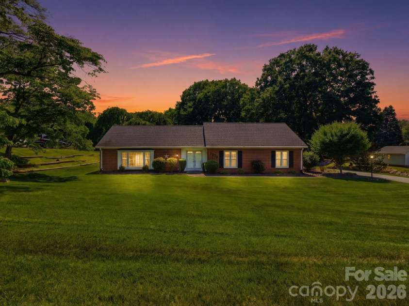 1020 Longreen Drive, Kernersville, NC 27284.  MLS# CAR4379310, YatesRealty ID 23357. 