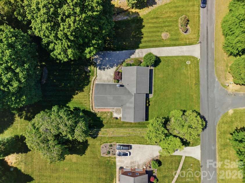 1020 Longreen Drive, Kernersville, NC 27284.  MLS# CAR4379310, YatesRealty ID 23357. 