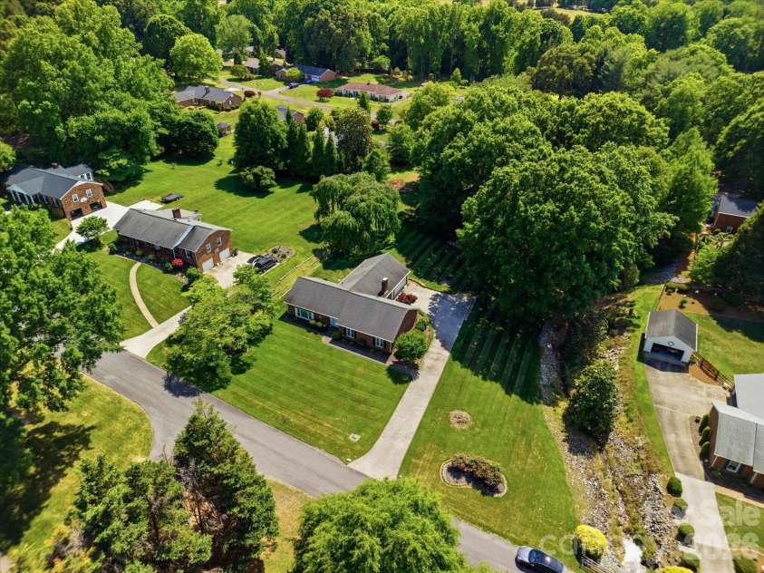 1020 Longreen Drive, Kernersville, NC 27284.  MLS# CAR4379310, YatesRealty ID 23357. 