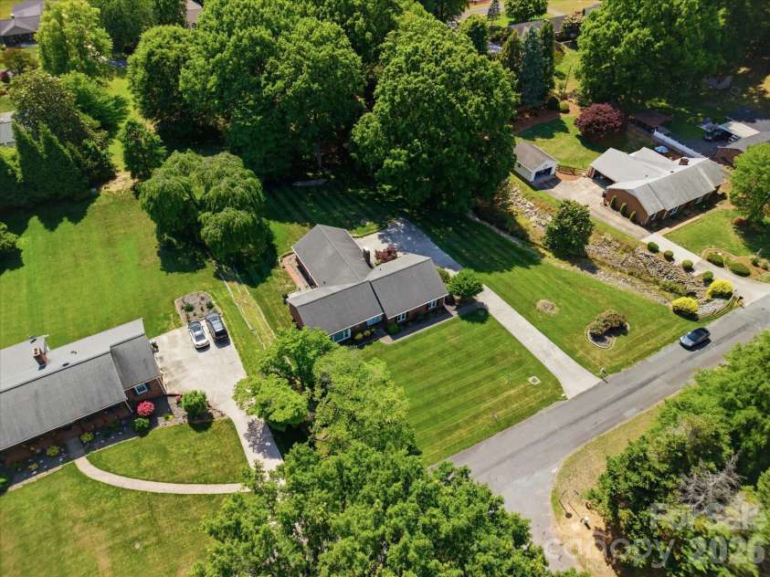 1020 Longreen Drive, Kernersville, NC 27284.  MLS# CAR4379310, YatesRealty ID 23357. 