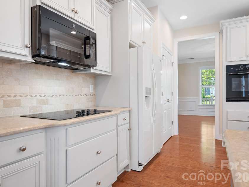 17721 Morehampton Avenue, Cornelius, NC 28031.  MLS# CAR4382390, YatesRealty ID 23358. 