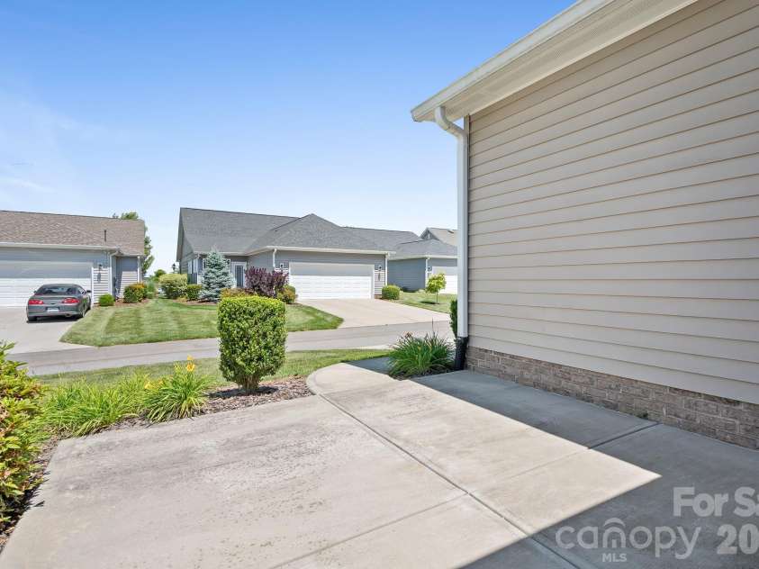 17721 Morehampton Avenue, Cornelius, NC 28031.  MLS# CAR4382390, YatesRealty ID 23358. 