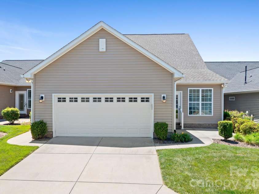 17721 Morehampton Avenue, Cornelius, NC 28031.  MLS# CAR4382390, YatesRealty ID 23358. 