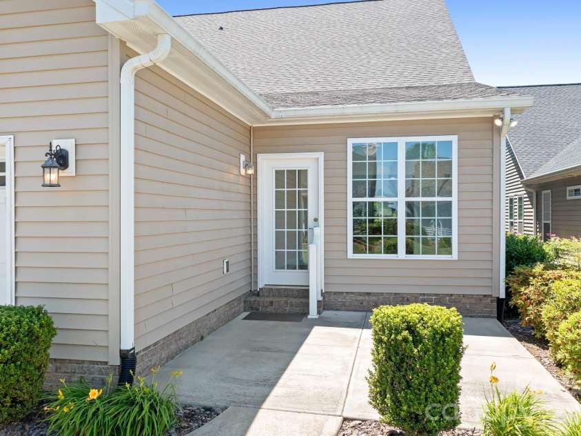 17721 Morehampton Avenue, Cornelius, NC 28031.  MLS# CAR4382390, YatesRealty ID 23358. 