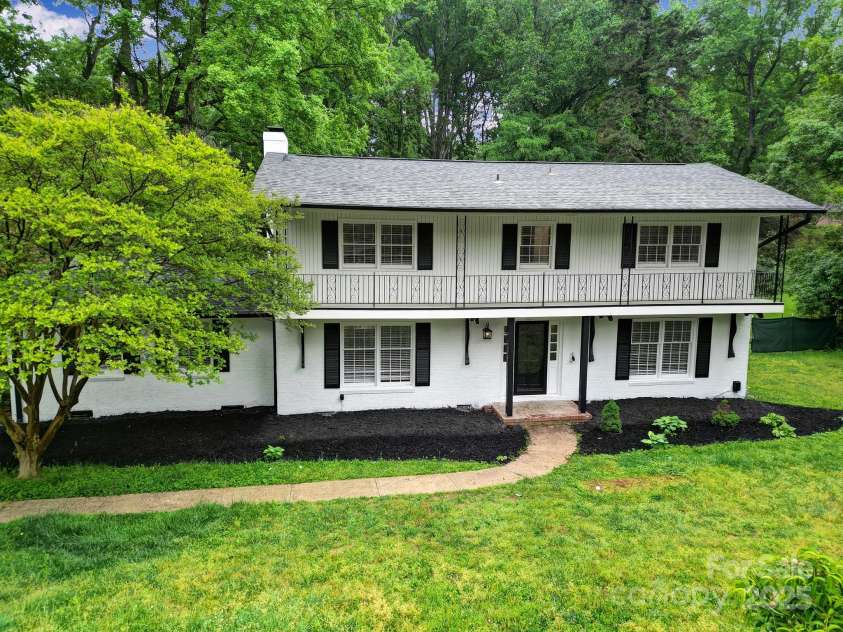7531 Linda Lake Drive, Charlotte, NC 28215.  MLS# CAR4251241, YatesRealty ID 23358. 