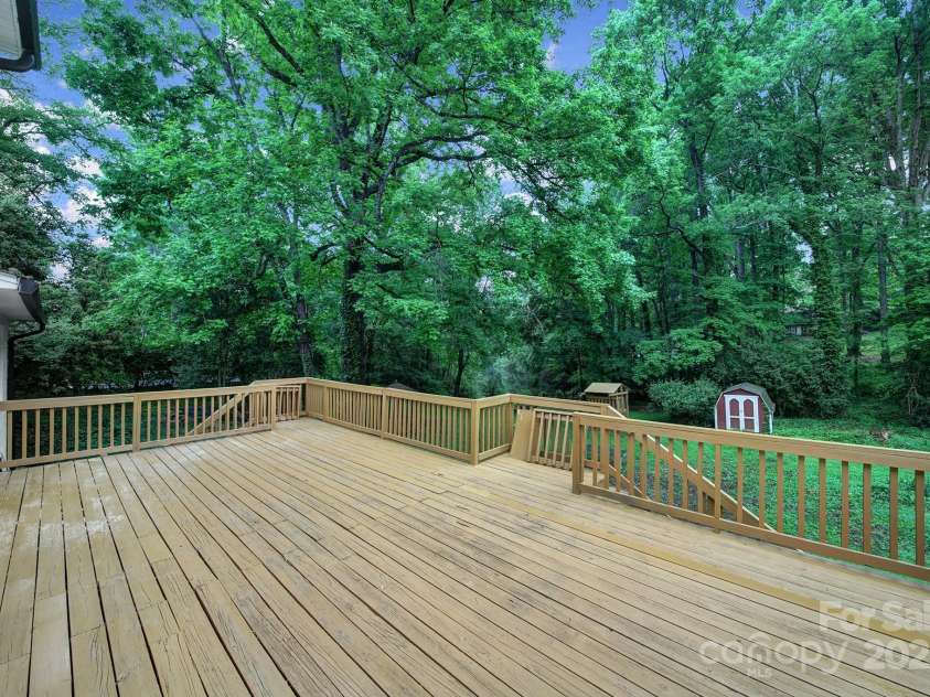 7531 Linda Lake Drive, Charlotte, NC 28215.  MLS# CAR4251241, YatesRealty ID 23358. 