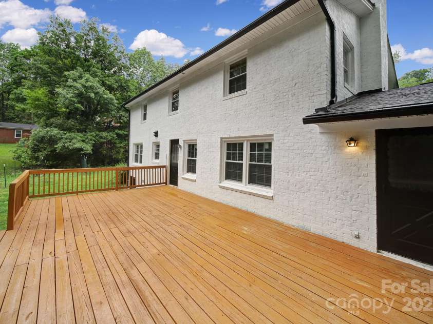 7531 Linda Lake Drive, Charlotte, NC 28215.  MLS# CAR4251241, YatesRealty ID 23358. 