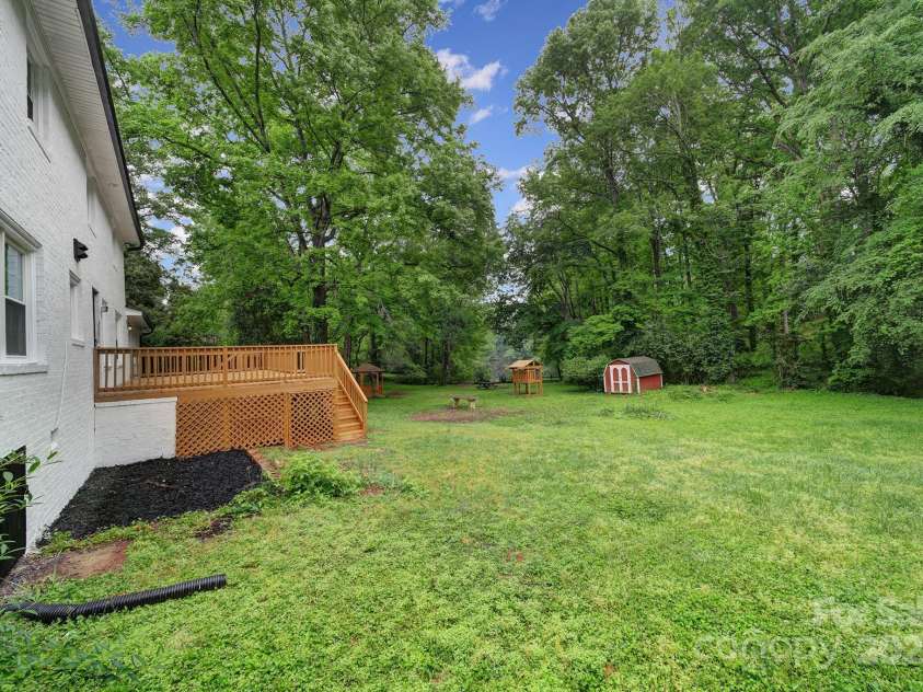 7531 Linda Lake Drive, Charlotte, NC 28215.  MLS# CAR4251241, YatesRealty ID 23358. 