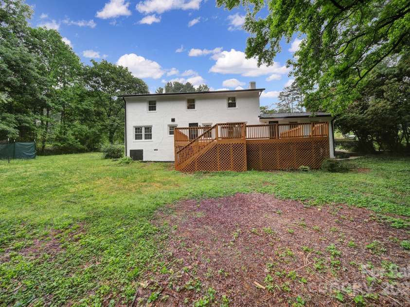 7531 Linda Lake Drive, Charlotte, NC 28215.  MLS# CAR4251241, YatesRealty ID 23358. 
