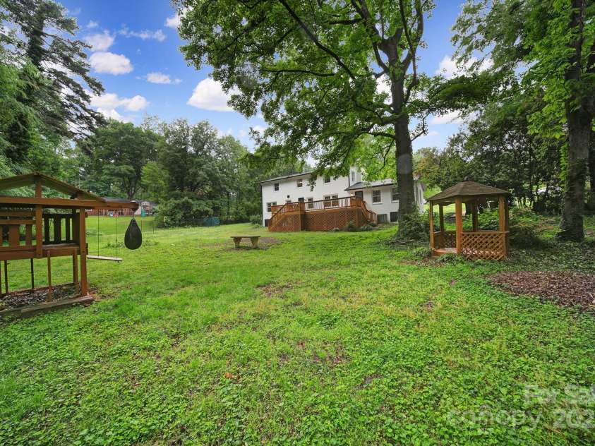 7531 Linda Lake Drive, Charlotte, NC 28215.  MLS# CAR4251241, YatesRealty ID 23358. 