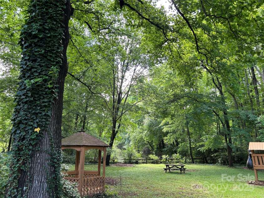 7531 Linda Lake Drive, Charlotte, NC 28215.  MLS# CAR4251241, YatesRealty ID 23358. 