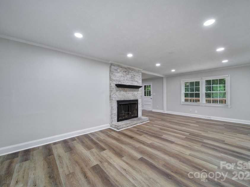 7531 Linda Lake Drive, Charlotte, NC 28215.  MLS# CAR4251241, YatesRealty ID 23358. 