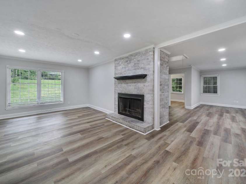 7531 Linda Lake Drive, Charlotte, NC 28215.  MLS# CAR4251241, YatesRealty ID 23358. 