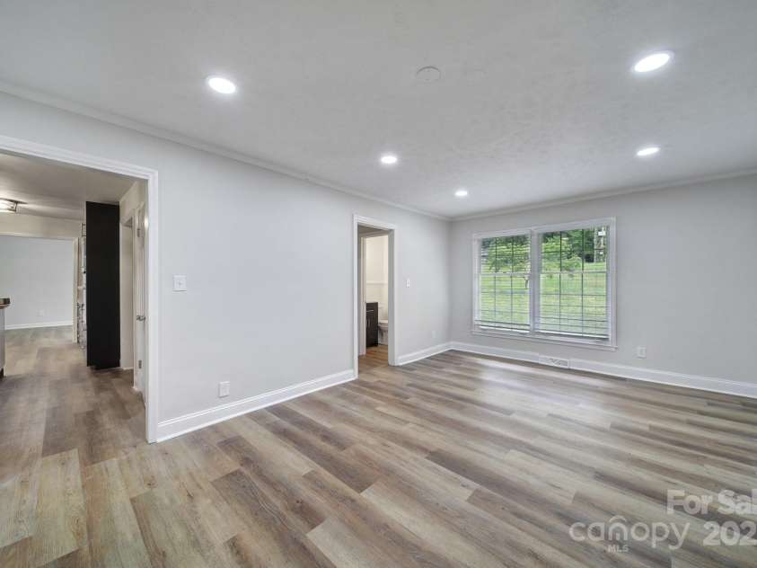 7531 Linda Lake Drive, Charlotte, NC 28215.  MLS# CAR4251241, YatesRealty ID 23358. 