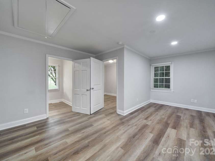 7531 Linda Lake Drive, Charlotte, NC 28215.  MLS# CAR4251241, YatesRealty ID 23358. 