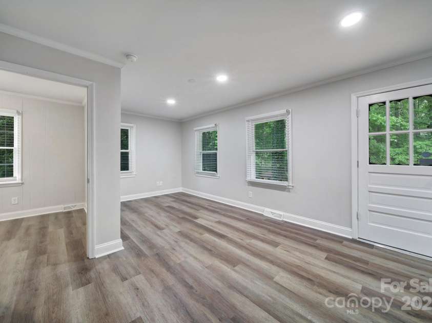 7531 Linda Lake Drive, Charlotte, NC 28215.  MLS# CAR4251241, YatesRealty ID 23358. 