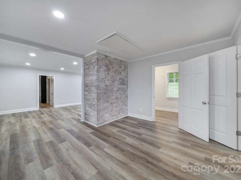 7531 Linda Lake Drive, Charlotte, NC 28215.  MLS# CAR4251241, YatesRealty ID 23358. 