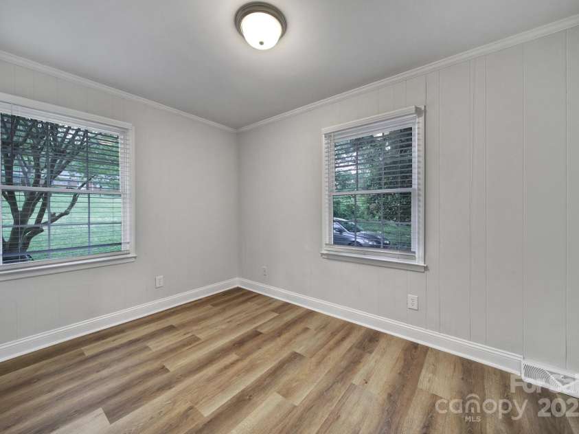 7531 Linda Lake Drive, Charlotte, NC 28215.  MLS# CAR4251241, YatesRealty ID 23358. 