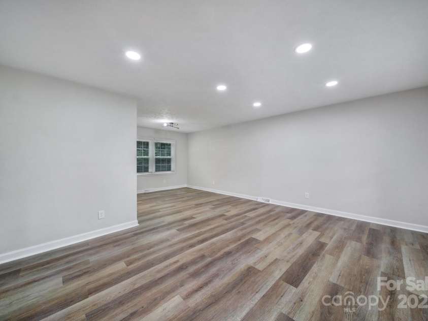 7531 Linda Lake Drive, Charlotte, NC 28215.  MLS# CAR4251241, YatesRealty ID 23358. 