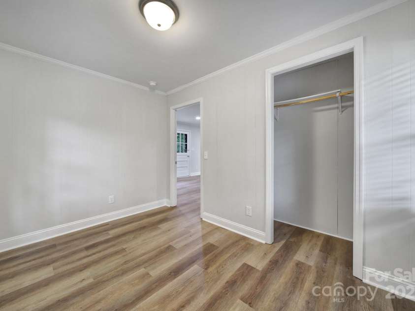 7531 Linda Lake Drive, Charlotte, NC 28215.  MLS# CAR4251241, YatesRealty ID 23358. 
