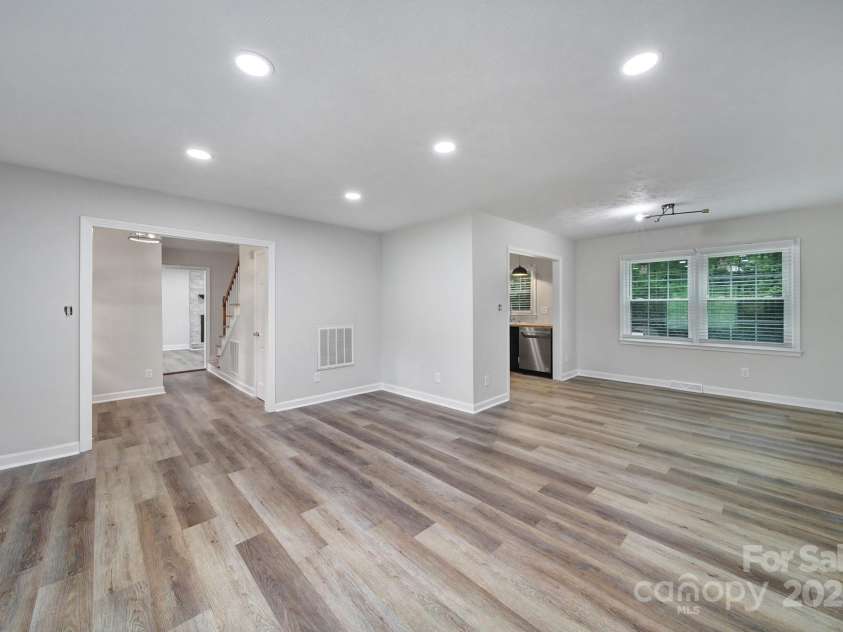7531 Linda Lake Drive, Charlotte, NC 28215.  MLS# CAR4251241, YatesRealty ID 23358. 
