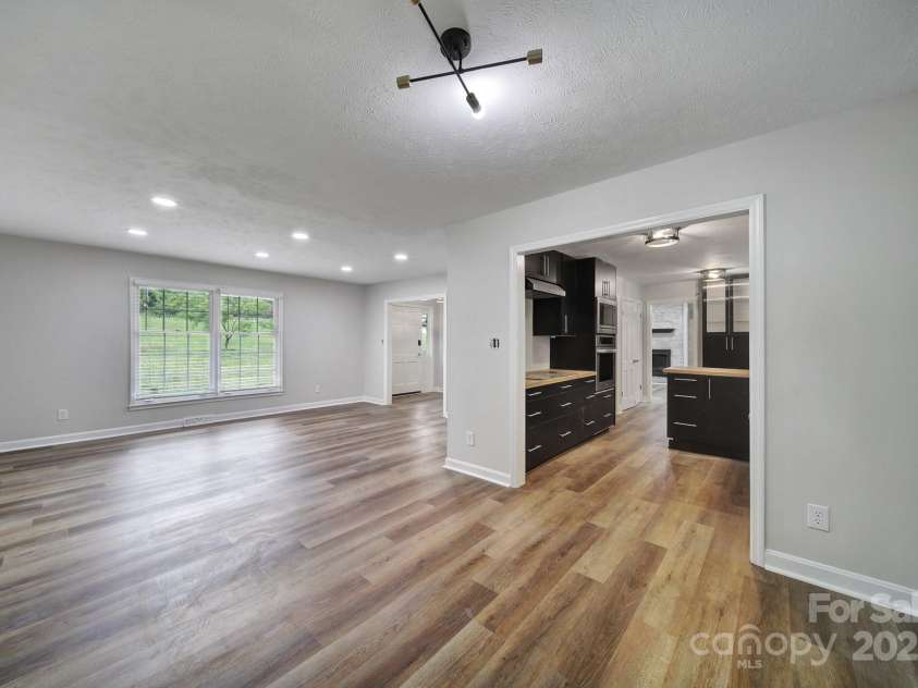 7531 Linda Lake Drive, Charlotte, NC 28215.  MLS# CAR4251241, YatesRealty ID 23358. 