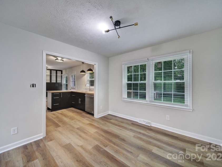 7531 Linda Lake Drive, Charlotte, NC 28215.  MLS# CAR4251241, YatesRealty ID 23358. 