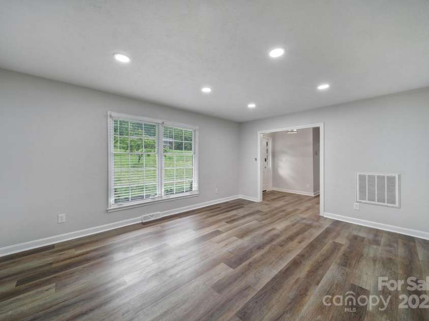 7531 Linda Lake Drive, Charlotte, NC 28215.  MLS# CAR4251241, YatesRealty ID 23358. 