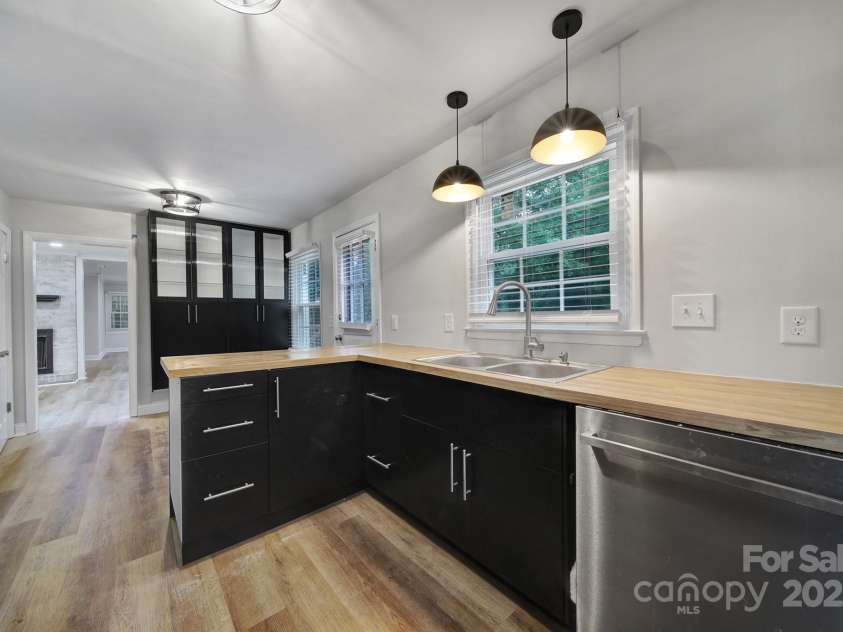 7531 Linda Lake Drive, Charlotte, NC 28215.  MLS# CAR4251241, YatesRealty ID 23358. 