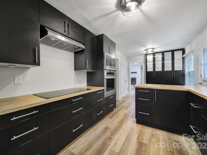 7531 Linda Lake Drive, Charlotte, NC 28215.  MLS# CAR4251241, YatesRealty ID 23358. 