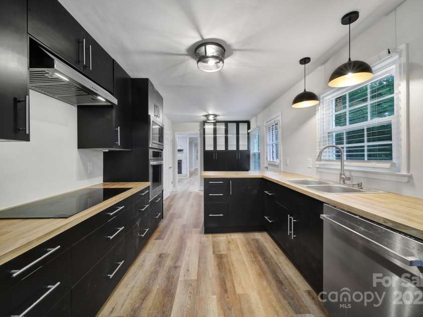 7531 Linda Lake Drive, Charlotte, NC 28215.  MLS# CAR4251241, YatesRealty ID 23358. 