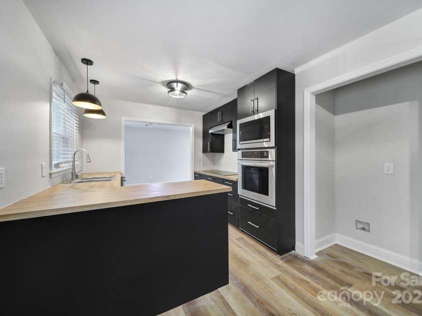 7531 Linda Lake Drive, Charlotte, NC 28215.  MLS# CAR4251241, YatesRealty ID 23358. 